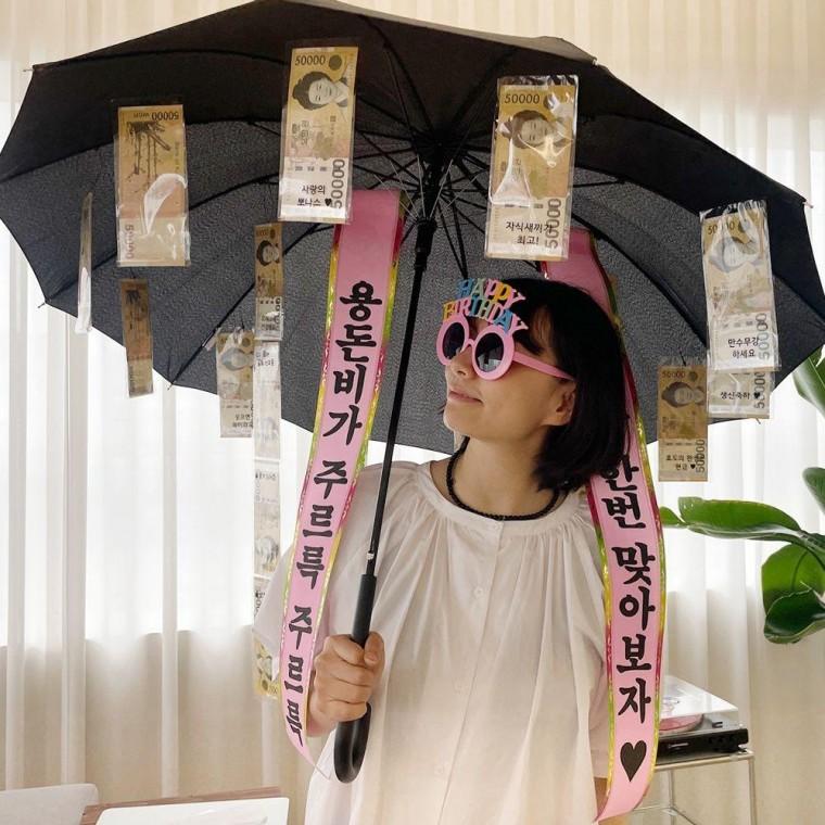 돈벼락 반전 용돈 우산 화환 이벤트 서프라이즈